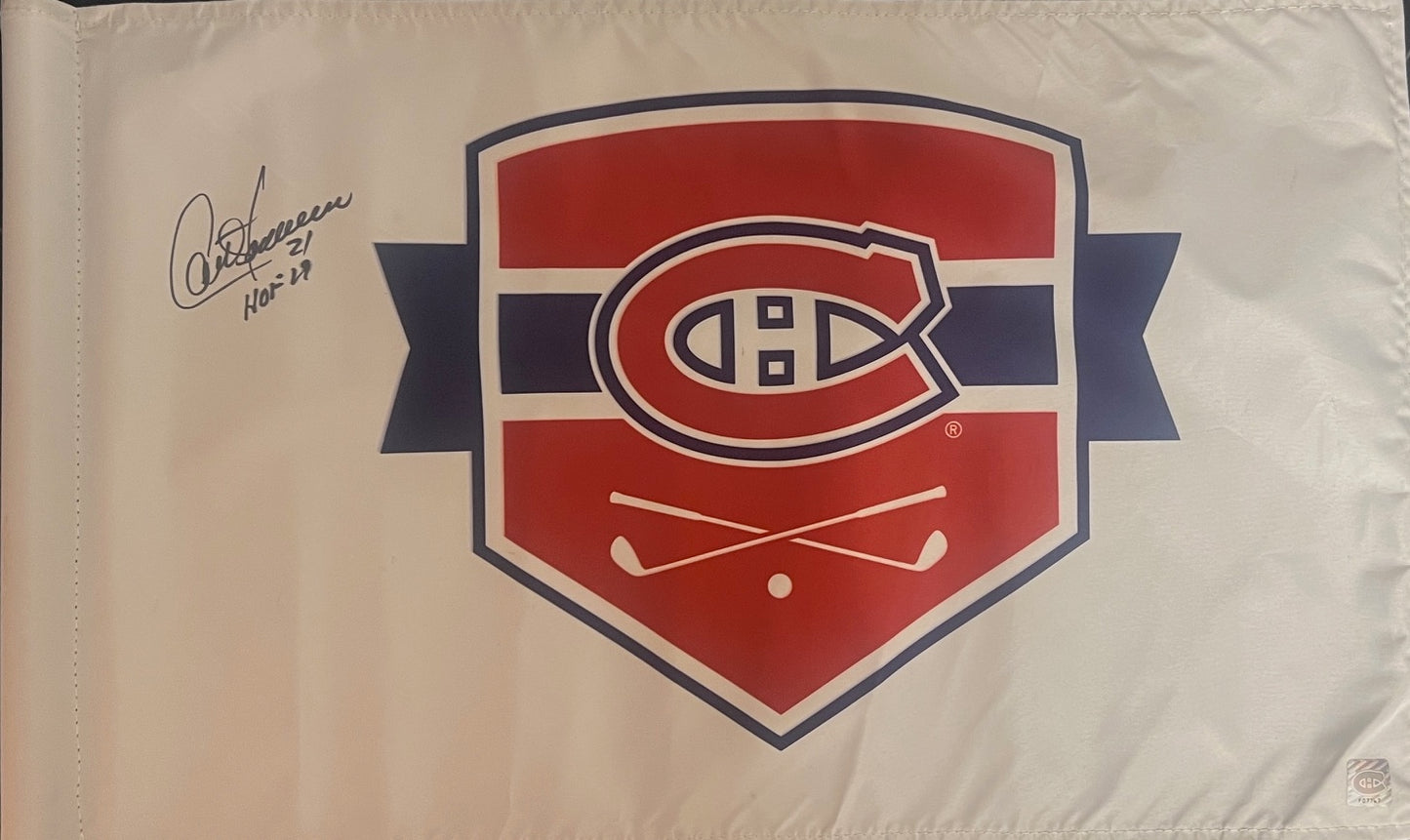 Guy Carbonneau drapeau 1/1 autographié du tournoi de golf du Canadiens de Montréal saison 24-25