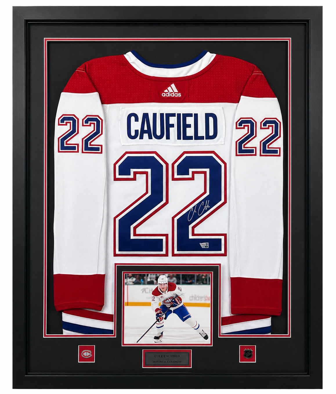 Cole Caufield gilet Adidas autographié et encadré certifié Fanatics - gilet blanc