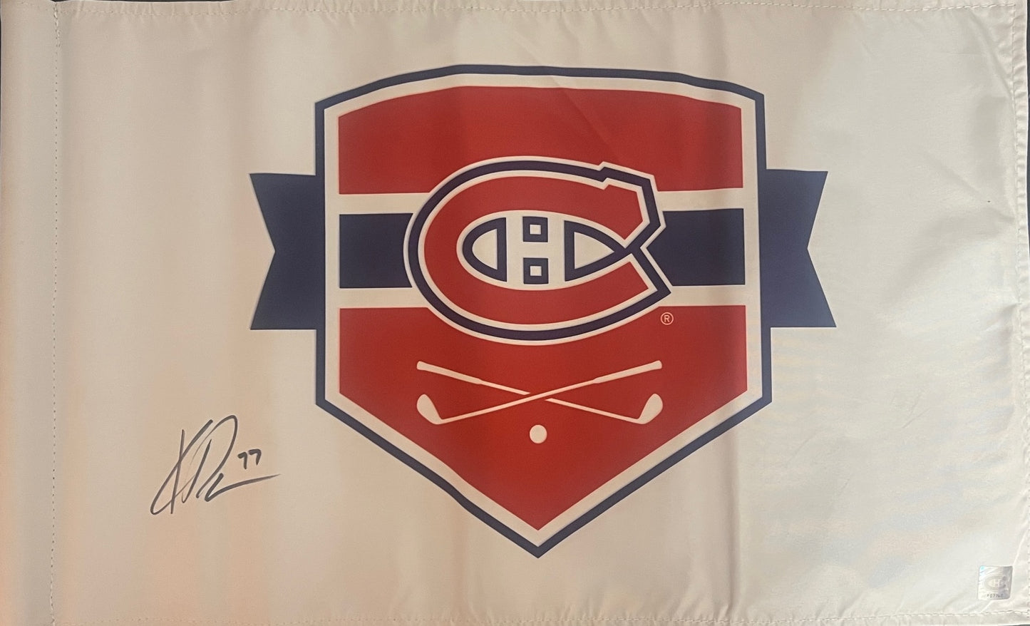 Kirby Dach drapeau 1/1 autographié du tournoi de golf du Canadiens de Montréal saison 24-25