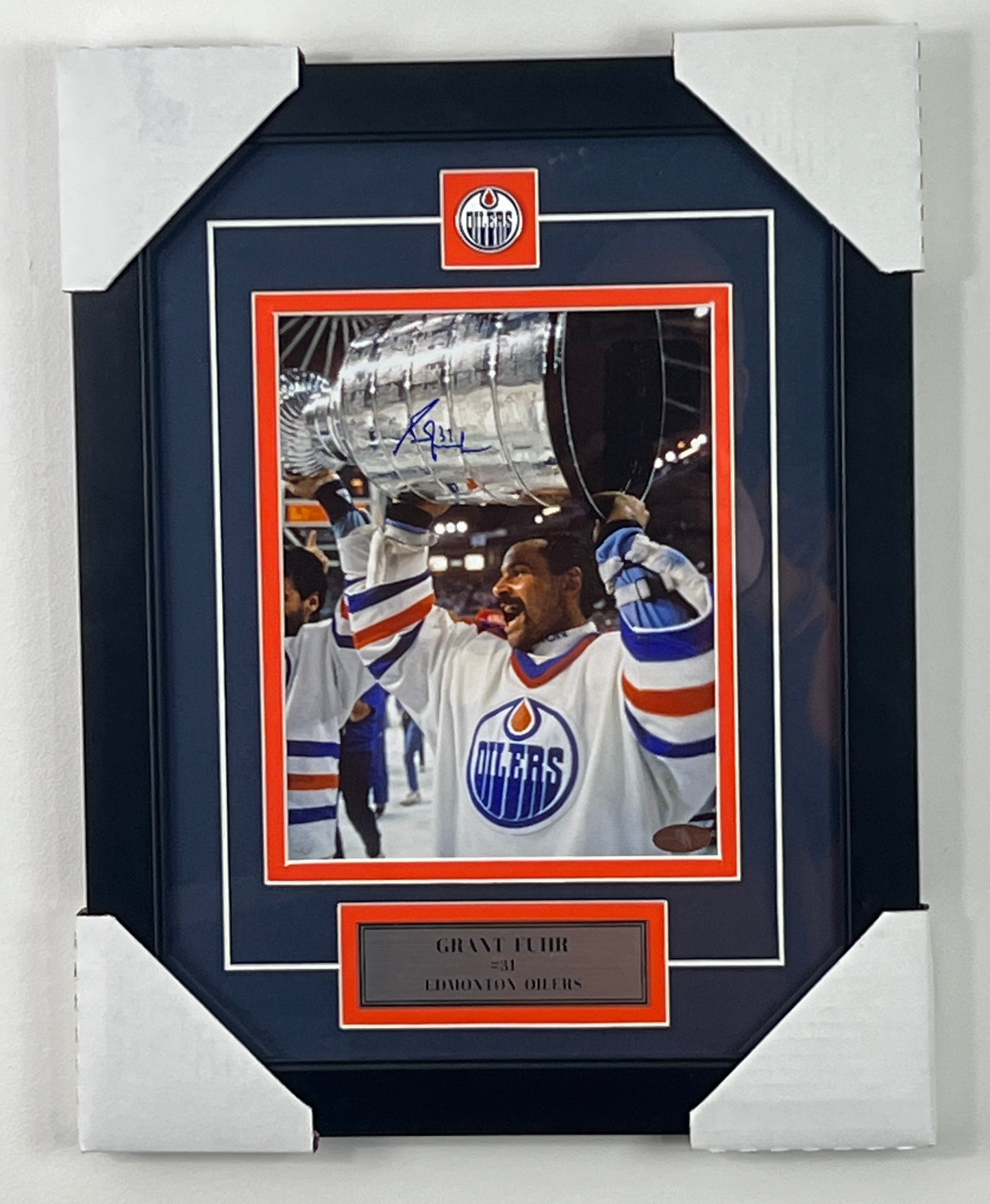 Grant Fuhr 8x10 encadré avec épinglette et plaque des Oilers d'Edmonton avec la Coupe Stanley
