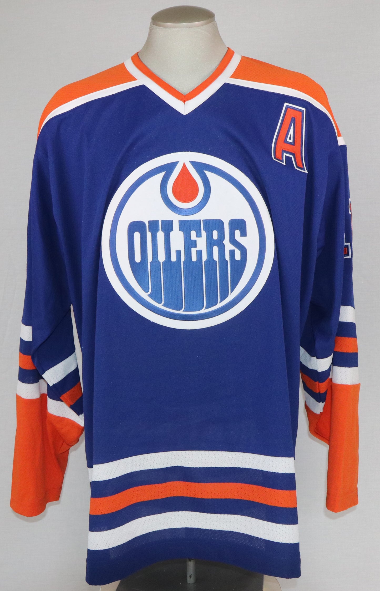 Mark Messier Autographed Edmonton Oilers jersey (Upper Deck Authenticated Certificate)