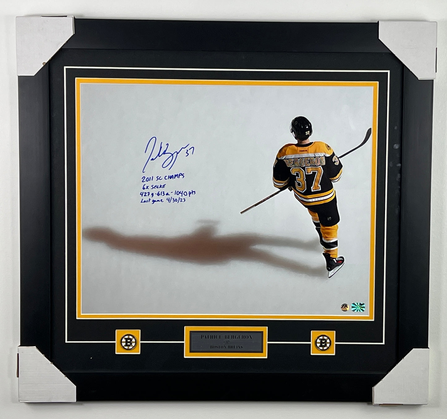 Patrice Bergeron photo 16x20 autographed and framed with 4 inscriptions (Bruins de Boston)