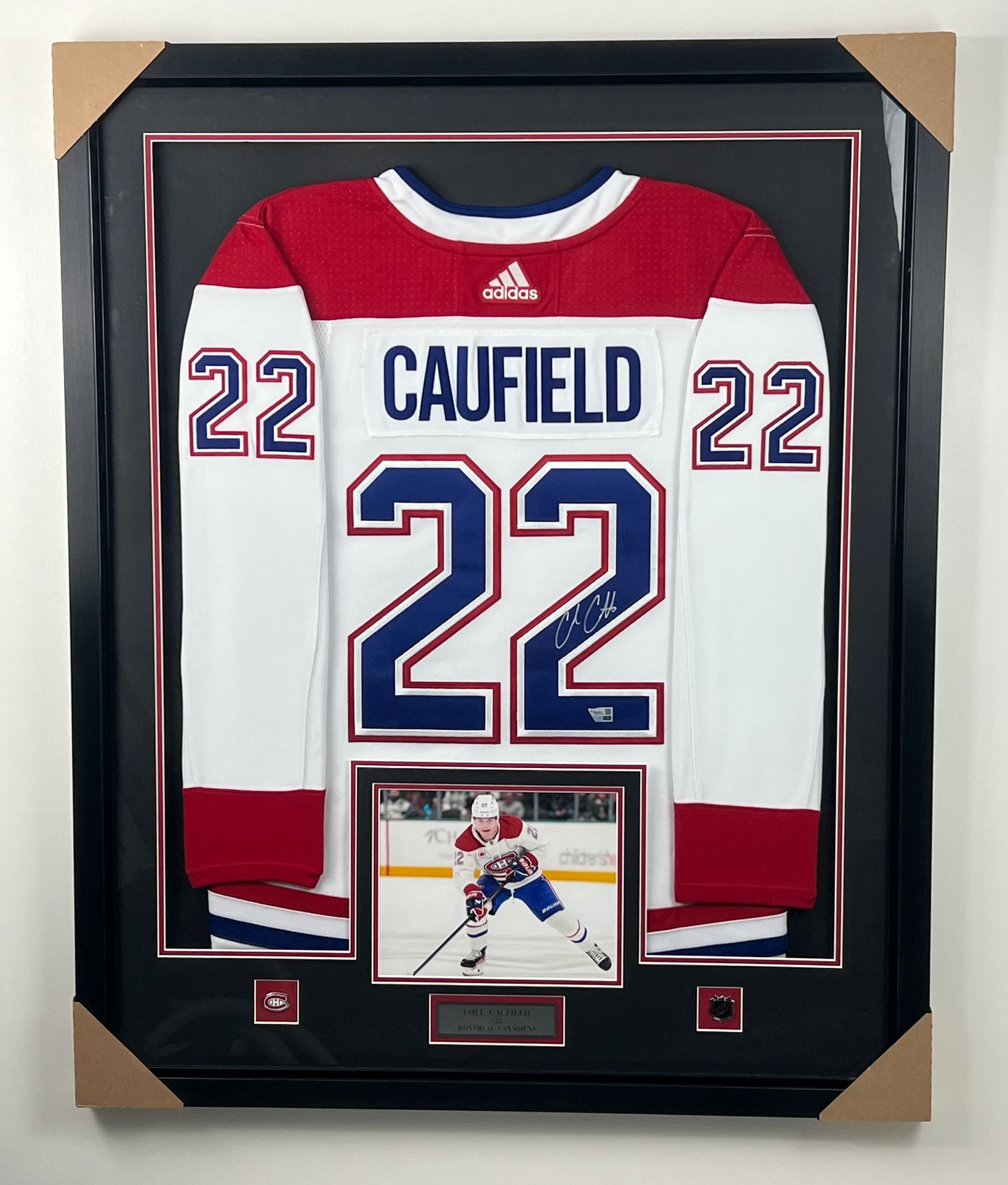 Cole Caufield gilet Adidas encadré et autographié du Canadiens de Montréal