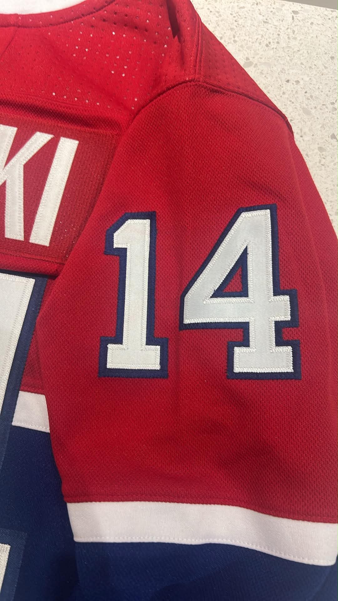 Gilet ADIDAS autographié Nick Suzuki certifié Upper Deck Authenticated (VOIR NOTE DANS DESCRIPTION)