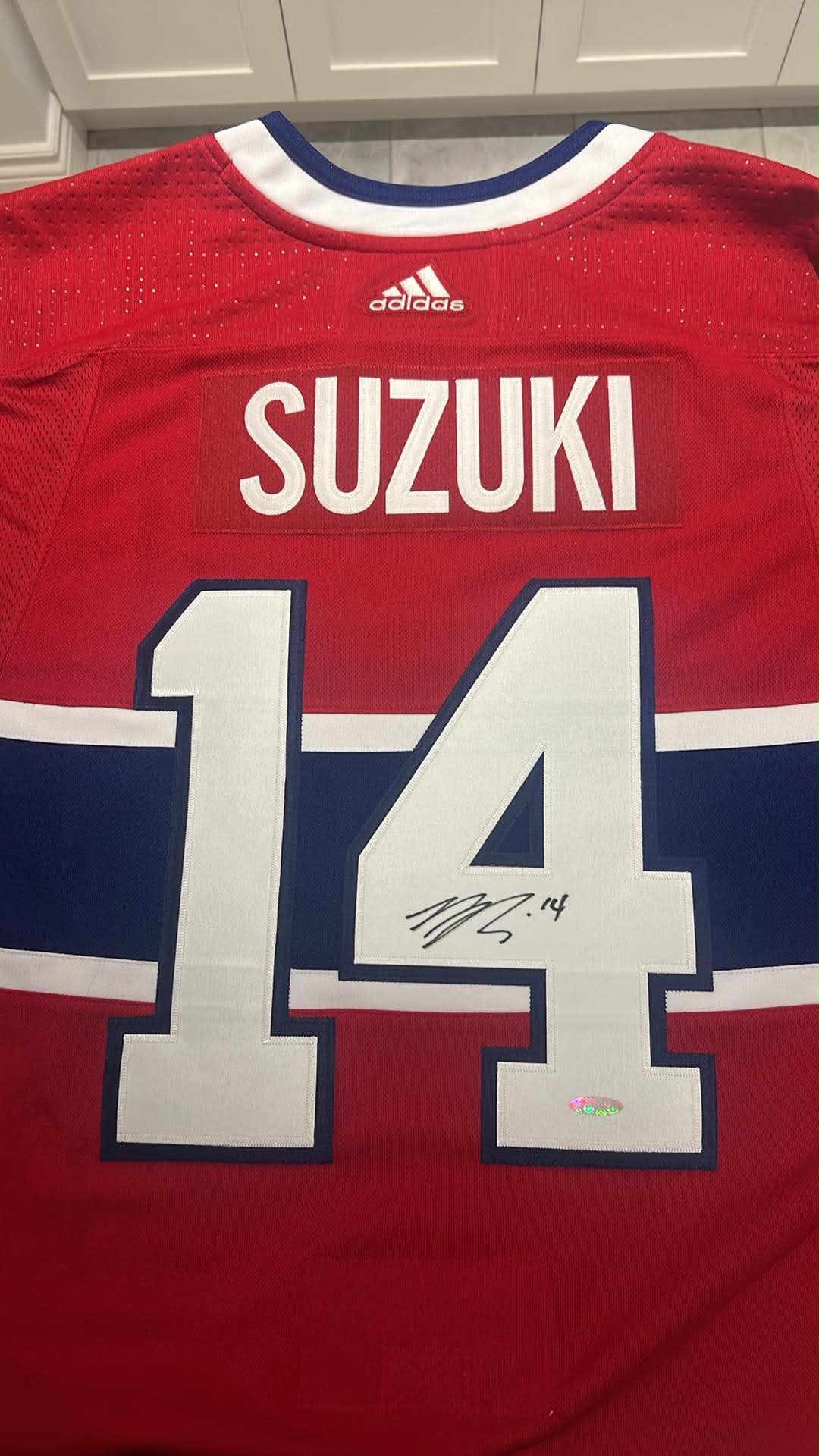 Gilet ADIDAS autographié Nick Suzuki certifié Upper Deck Authenticated (VOIR NOTE DANS DESCRIPTION)