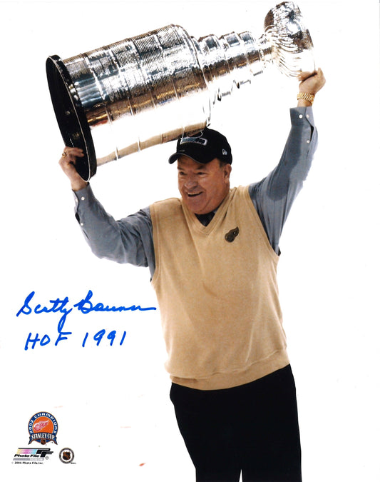 Scotty Bowman photo 8x10 autographiée avec la Coupe Stanley à bout de gras