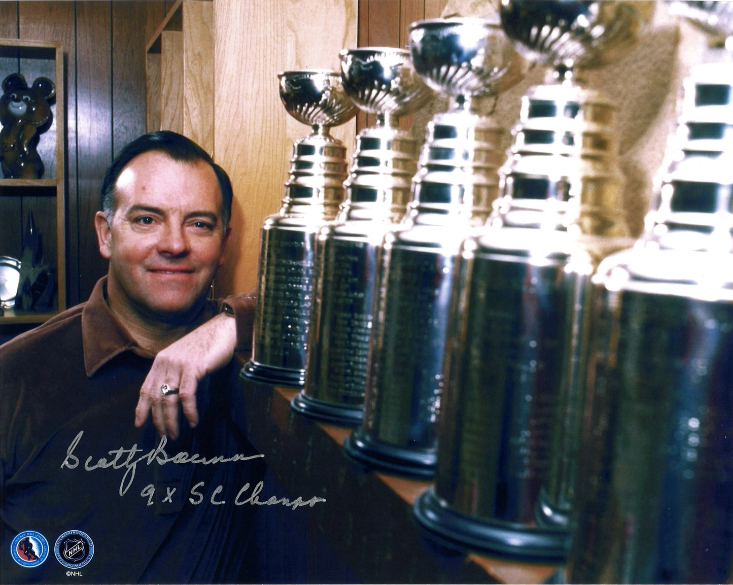 Scotty Bowman photo 8x10 autographiée avec ses Coupes Stanley