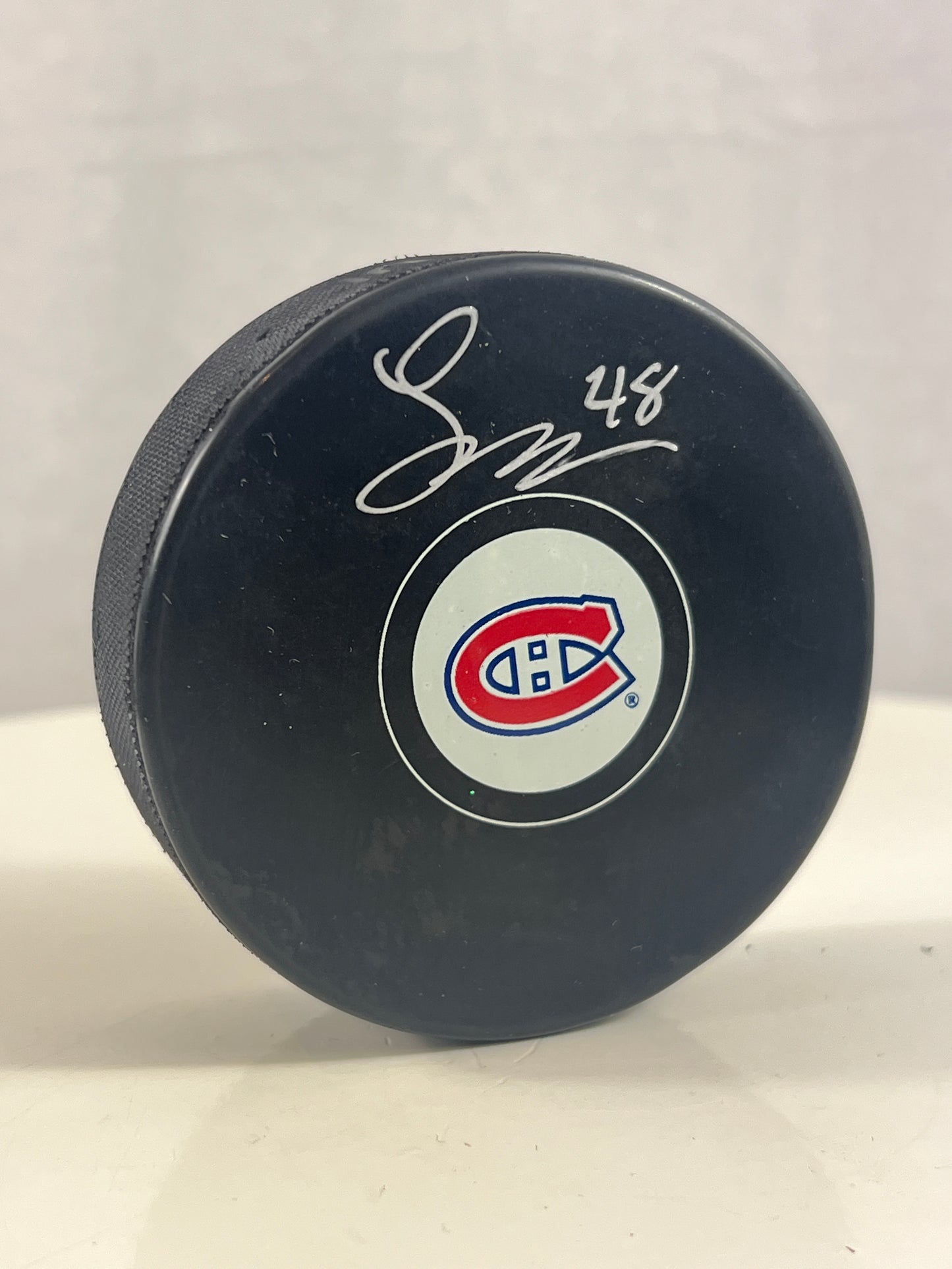 Lane Hutson rondelle autographiée du Canadiens de Montréal - défenseur vedette de l'équipe