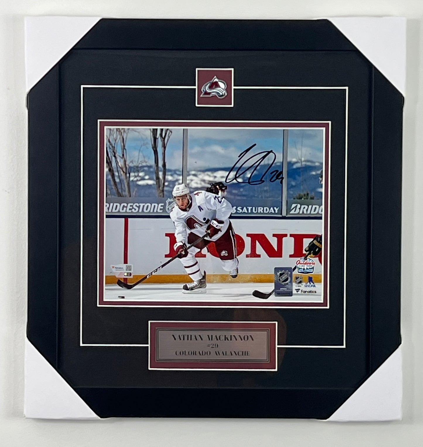 Nathan MacKinnon 8x10 encadré avec épinglette et plaque de l'Avalanche du Colorado