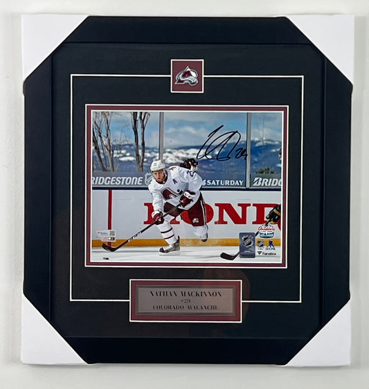 Nathan MacKinnon 8x10 encadré avec épinglette et plaque de l'Avalanche du Colorado