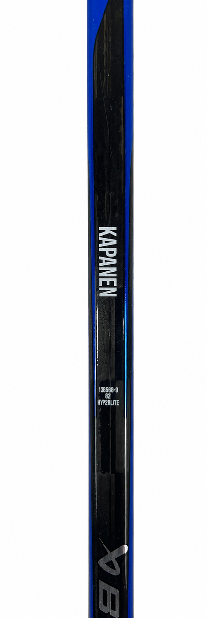 Oliver Kapanen bâton GAME-USED et AUTOGRAPHIÉ du Canadiens de Montréal