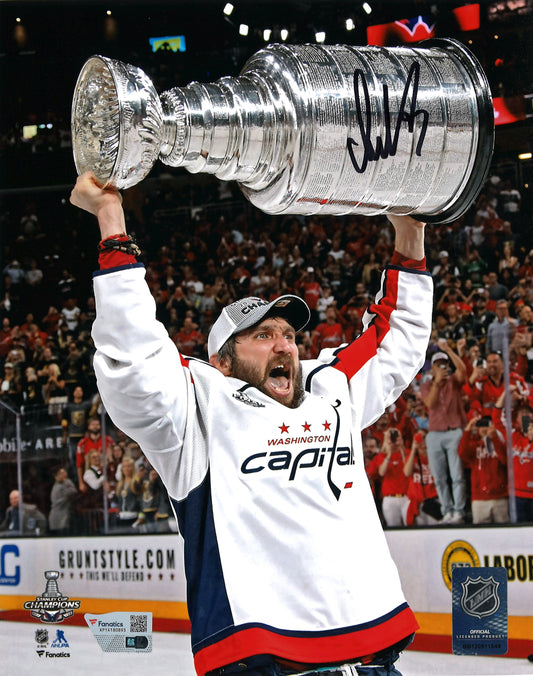 Alexander Ovechkin 8x10 autographié avec la Coupe Stanley (champions 2018)