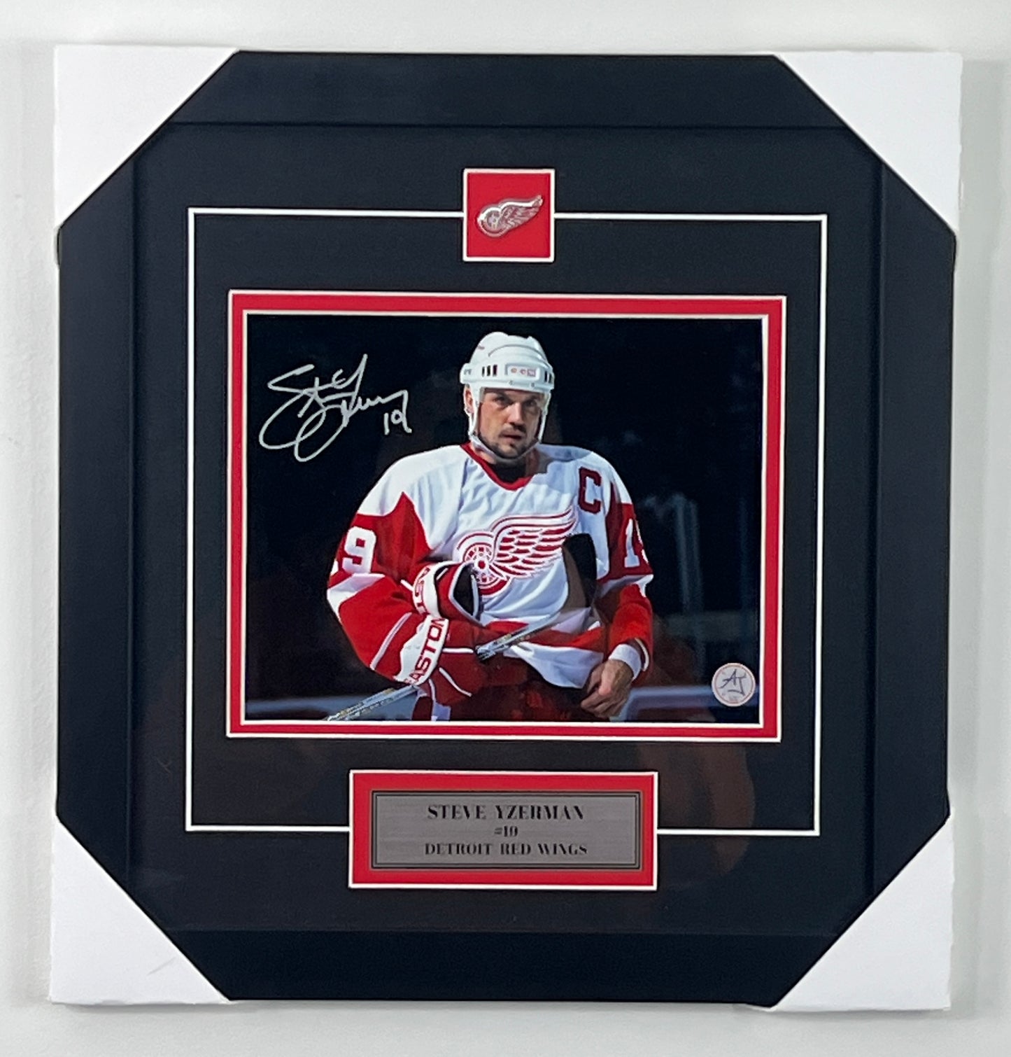 Steve Yzerman 8x10 encadré avec épinglette et plaque des Red Wings de Détroit