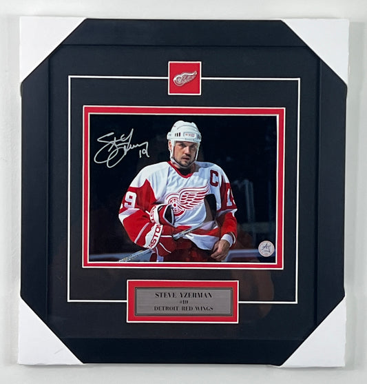 Steve Yzerman 8x10 encadré avec épinglette et plaque des Red Wings de Détroit